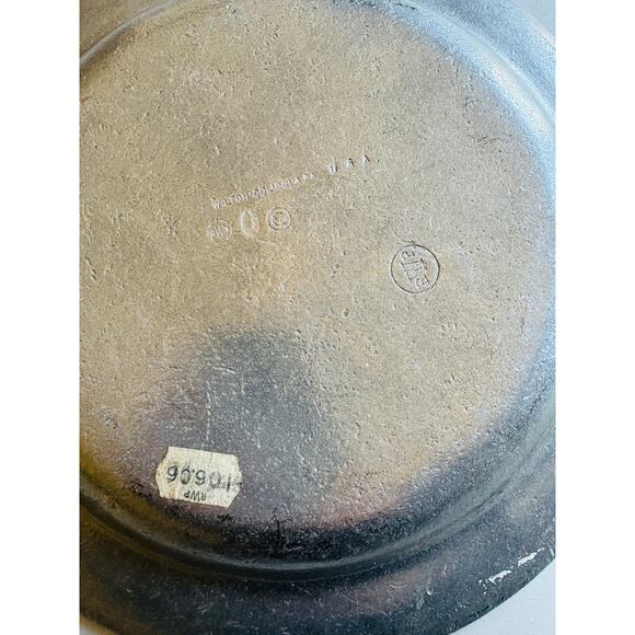 Set of 2 Columbia Wilton Armetale Pewter Gates House Tavern 9” Dinner Plates - Picture 6 of 7